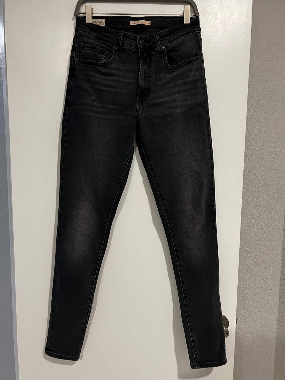 Levi's Dark Grey Skinny Jeans — High-Rise Stretch Denim